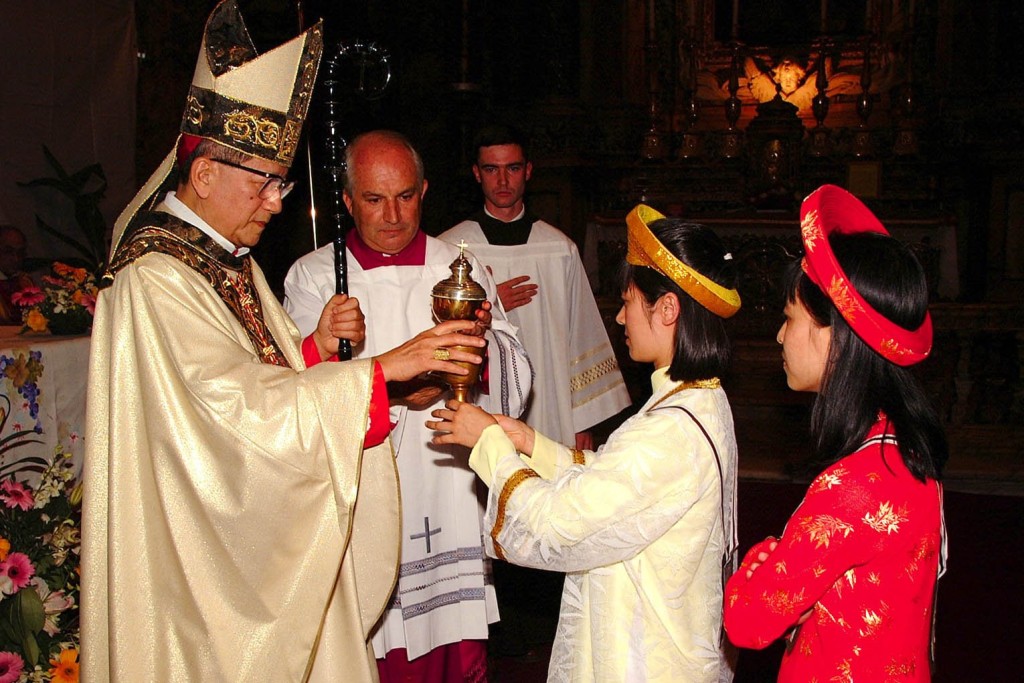 In his message for World Mission Sunday 2025, Pope Francis quoted Vietnamese Cardinal Francois Xavier Nguyen Van Thuan. In the picture, the venerable receives the eucharistic gifts at a church service in Rome Oct. 14, 2001. The head of the Pontifical Council for Justice and Peace died Sept. 16 in Rome after an extended battle with cancer. He was 74. (CNS photo by Alessia Giuliani, CPP) 